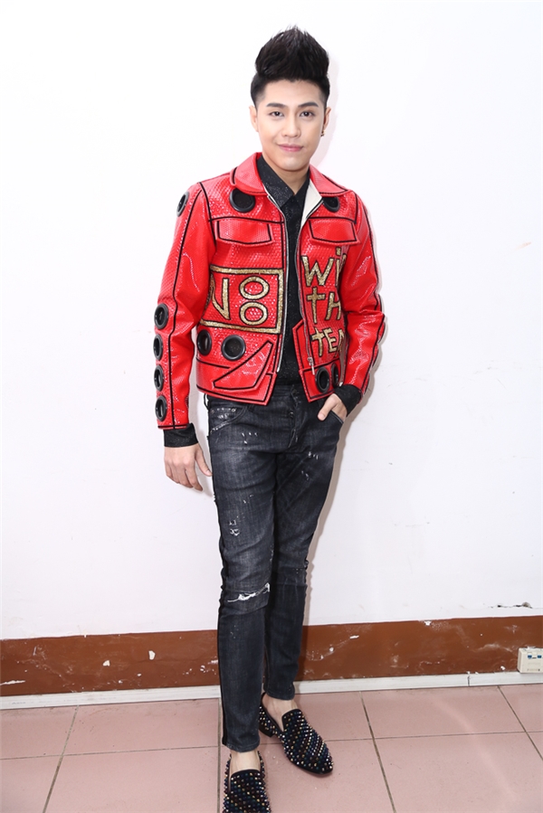 Nam ca sĩ Noo Phước Thịnh nổi bật với trang phục ấn tượng trong đêm chung kết. 
