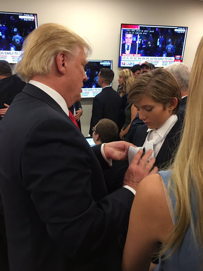 Hình ảnh ông Trump chăm sóc con trai trong ngày bầu cử 8/11.