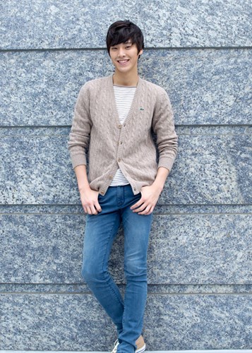 Nam ca sĩ kiêm diễn viên Lee Tae Hwan sinh năm 1994 và là thành viên cao nhất trong nhóm 5urprise (1m88)
