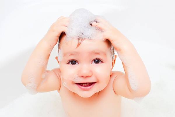  Tắm gội hằng ngày cho trẻ bằng xà phòng dành riêng cho trẻ sơ sinh.
