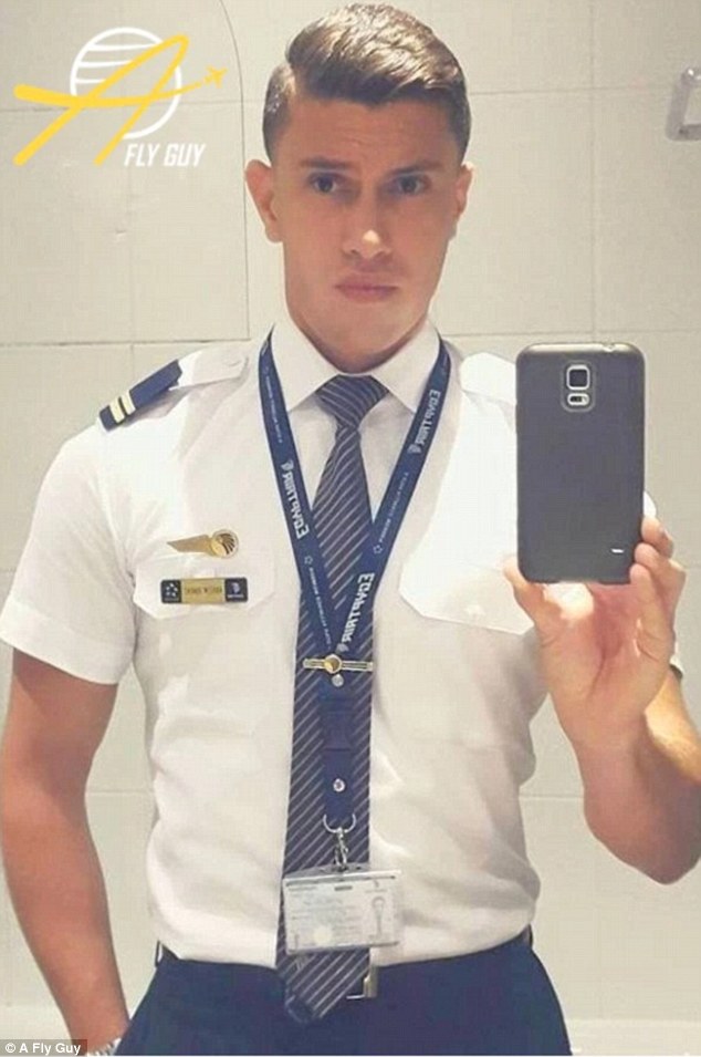 Với vẻ ngoài quyến rũ, chắc chắn anh chàng tiếp viên hàng không của hãng EgyptAir đã có rất nhiều fan hâm mộ.