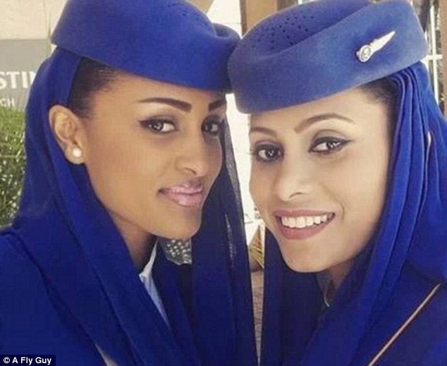 2 nữ tiếp viên đến từ một hãng hàng không của Ả Rập Saudi. 