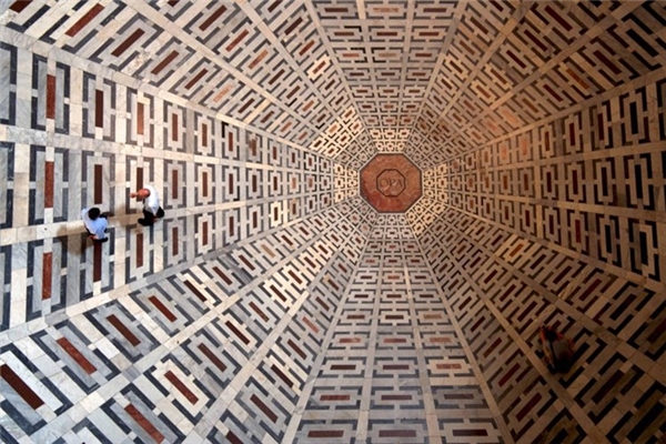 Ảo ảnh quang học này chính là sàn nhà thờ Santa Maria del Fiore ở Florence, Italy.
