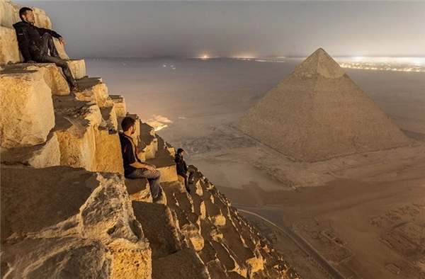 Toàn cảnh thành phố Giza nhìn từ đỉnh kim tự tháp Cheops ở Ai Cập. Không ai biết những chàng trai này có bị các pharaoh trừng phạt hay không nhưng họ thì đã được thỏa mãn tầm mắt của mình.