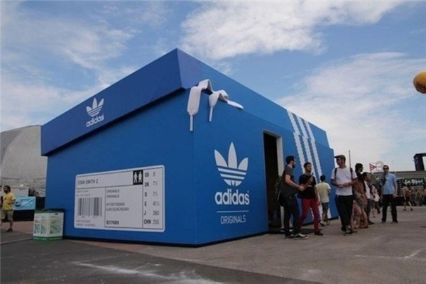 Cửa hàng Adidas được thiết kế hình chiếc hộp giày đầy ấn tượng.