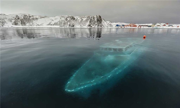 Một chiếc tàu nằm dưới làn nước buốt lạnh ở Nam cực đầy ám ảnh.