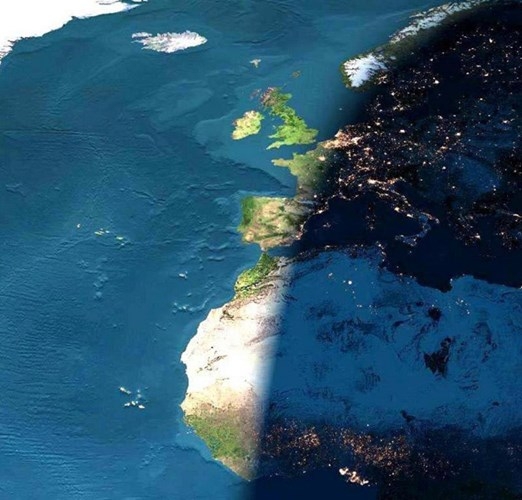 Ranh giới giữa ngày và đêm khi nhìn từ không gian. 