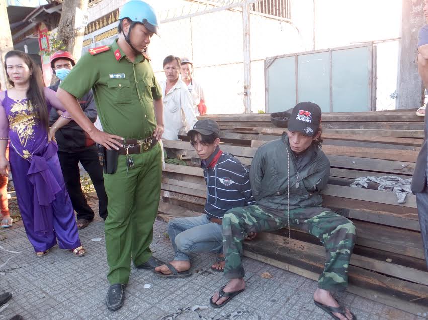 2 đối tượng bị công an bắt giữ ngay tại chỗ.