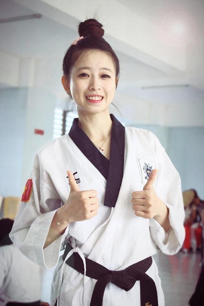 Sở hữu vẻ ngoài xinh xắn và bảng thành tích “khủng” trong tập luyện và thi đấu Taekwondo, cô gái trẻ Châu Tuyết Vân là ví dụ điển hình cho câu nói “con nhà người ta”.