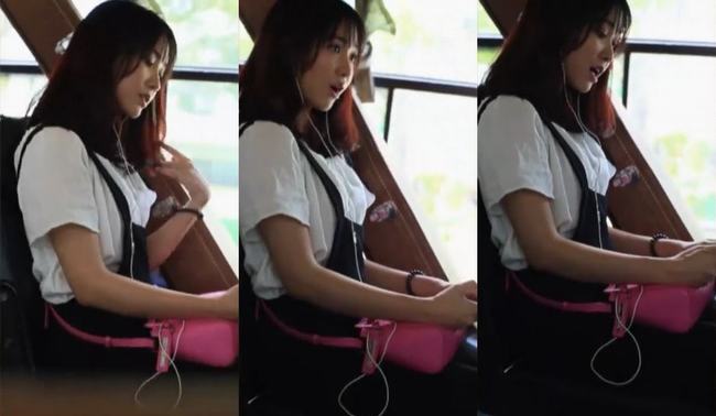 Đoạn clip dài hơn 2 phút ghi lại hình ảnh một cô gái xinh xắn ngồi hát trên xe buýt từng khiến cộng đồng mạng một phen điêu đứng. Được biết, cô gái có tài khoản Facebook Jang Mi (tên thật Bùi Bảo Trang), cô cũng đang theo học và hoạt động trong lĩnh vực âm nhạc.