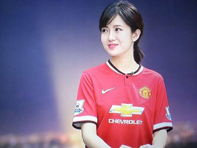 Đúng như danh xưng Hotgirl M.U, cô nàng Tú Linh mang trong mình một tình yêu bóng đá mãnh liệt đặc biệt đối với đội bóng “quỷ đỏ” MU.