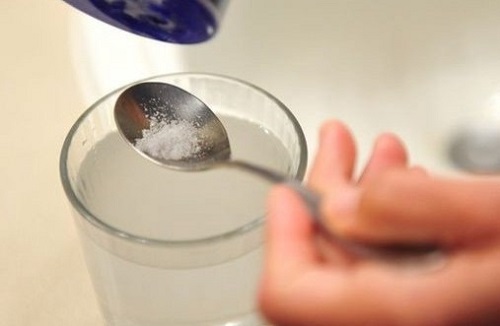 Dùng nước muối súc miệng không đúng cách sẽ ảnh hưởng đến sức khỏe. 