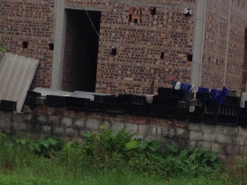  Vỏ bình ắc quy chất xung quanh nhà của một hộ dân ở thôn Đông Mai