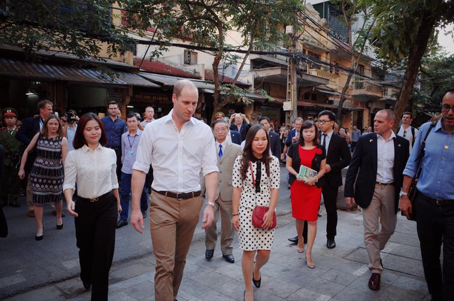 Vào chiều ngày hôm nay, hình ảnh Hoàng tử xuất hiện trên đường phố Hà Nội khiến người dân vô cùng thích thú.