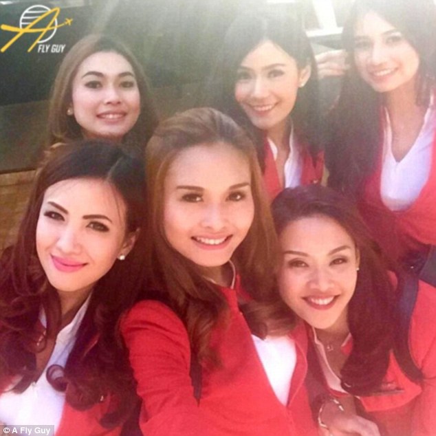 Vẻ ngoài chỉn chu và lịch thiệp của những nàng tiếp viên đến từ hãng hàng không AirAsia Philippines.