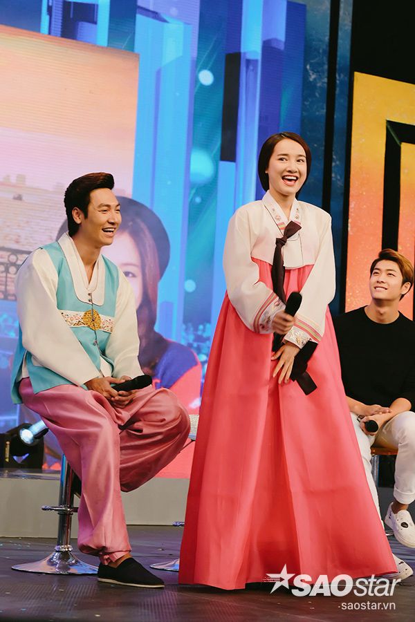 Ngay sau đó, Nhã Phương và Mạnh Trường đã thay đồ sang bộ trang phục hanbok truyền thống của Hàn Quốc.