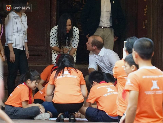 Hoàng tử Anh ghé thăm trường tiểu học Hồng Hà.