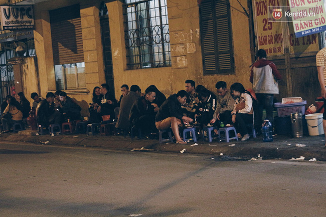 Quán bánh giò nóng trên phố Thụy Khuê cũng rất đông khách. Nhiều người phải ngồi tràn ra vỉa hè.