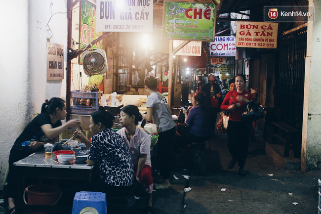 Không gian nhộn nhịp trong ngõ ẩm thực Chợ Đồng Xuân.