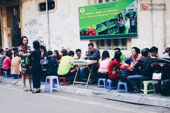 Những quán ăn vỉa hè chật cứng ngày Hà Nội trở gió.