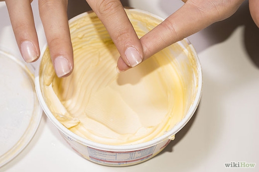  Đối với da nhạy cảm, có thể dùng bơ thực vật liên tục thoa lên chỗ dính keo cho đến khi nó bong đi. (Ảnh: Internet)