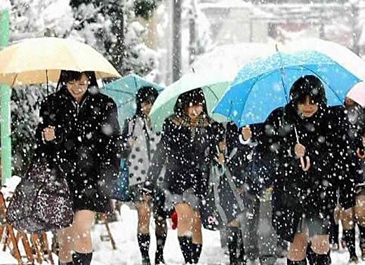  Dù là trong mùa đông lạnh giá, nữ sinh Nhật Bản vẫn mặc váy ngắn đến trường. (Ảnh: Internet)