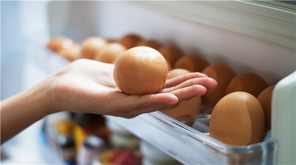 Nên đặt trứng vào đúng vị trí của nó trong tủ lạnh.