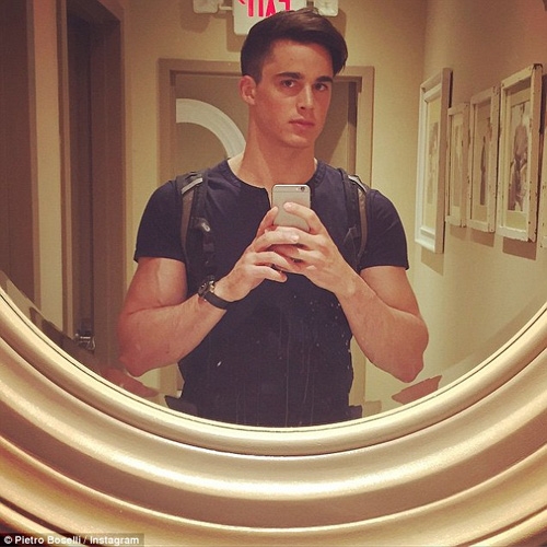 Vẻ điển trai của Pietro Boselli dù chỉ là trong một bức hình selfie trước gương. 