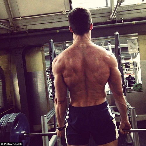 Pietro Boselli đã tập gym và theo học một lớp đấm bốc từ khá lâu. Anh vẫn luyện tập hàng ngày để có được thân hình nóng bỏng. 