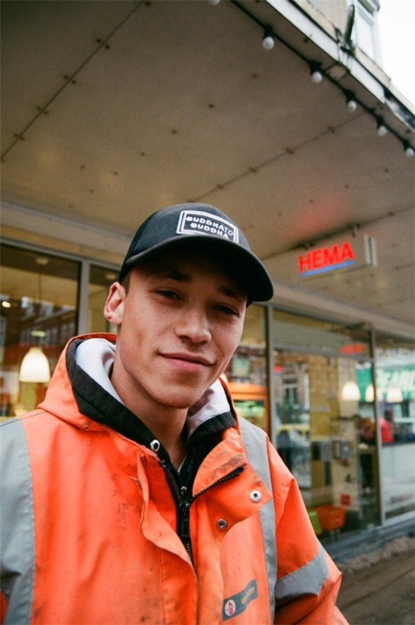 Tấm ảnh gây sốt của Nicky Libert, được chụp lại bởi một nhiếp ảnh gia trẻ đang đi du lịch cùng bạn bè ở Amsterdam.