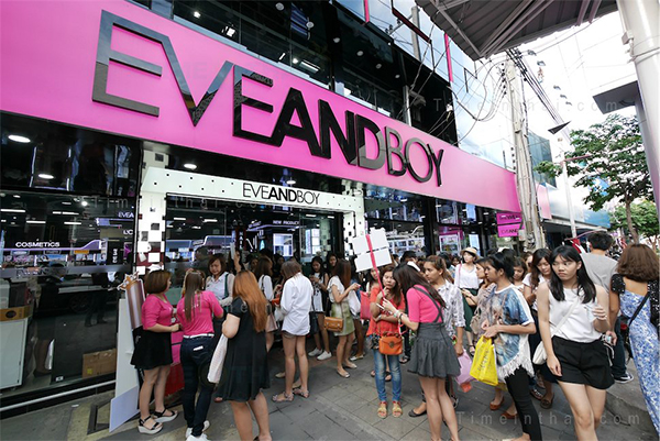 Eve and boy là điểm tập kết được yêu thích nhất của các cô gái Thái khi muốn mua sắm mỹ phẩm. Cửa hàng ở Siam Square của thương hiệu thành lập chưa quá lâu này luôn tấp nập người qua lại.