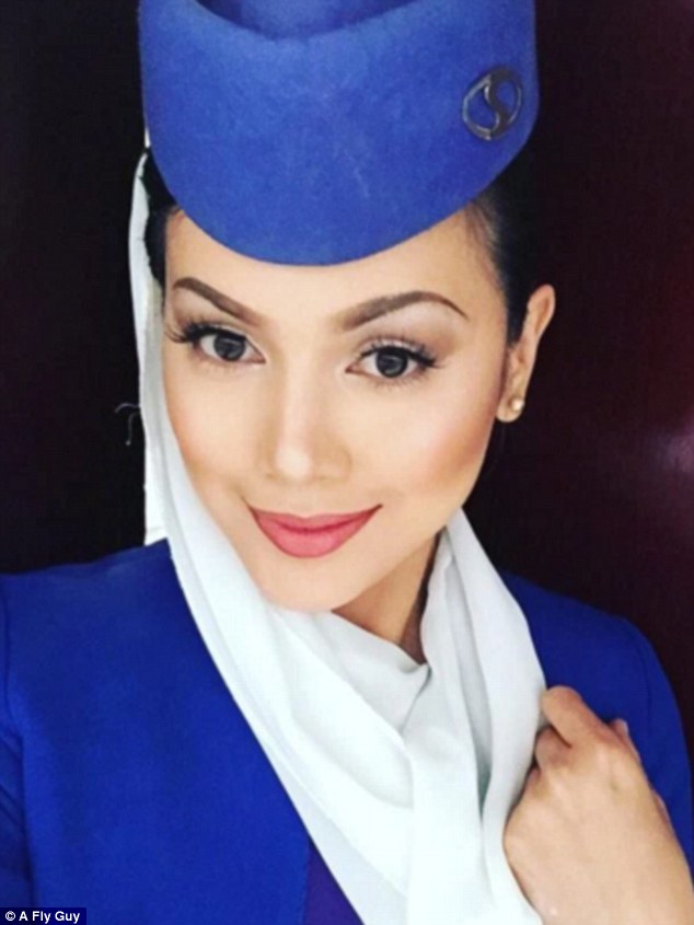 Gương mặt búp bê của nữ tiếp viên hàng không hãng Safi Airways, Afghanistan. 