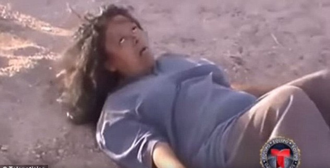 Một phụ nữ lên cơn vật vã sau khi dùng flakka.