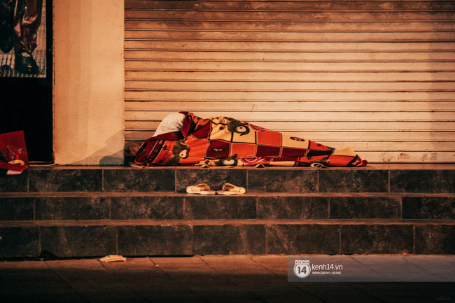 Giấc ngủ vùi của người vô gia cư giữa đêm đông lạnh ở Hà Nội