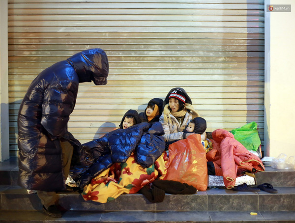 Bức ảnh chụp gia đình chị Hương vào mùa đông năm trước, đúng vào đêm Thủ đô chỉ lạnh 8 độ C