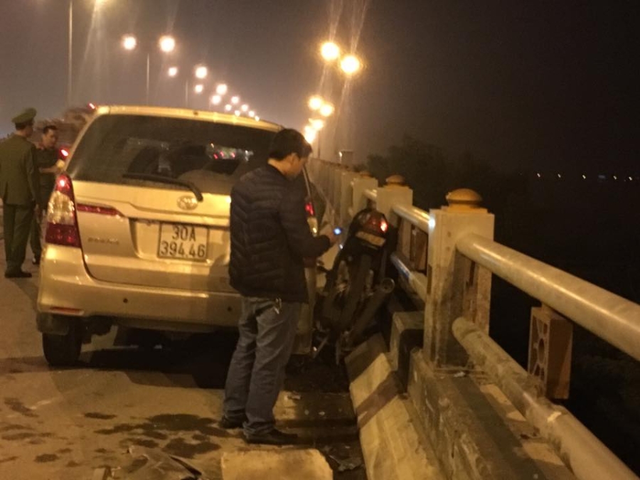 Lực lượng công an phường và công an quận Hoàng Mai nhanh chóng có mặt tại hiện trường điều tra nguyên nhân vụ tai nạn.