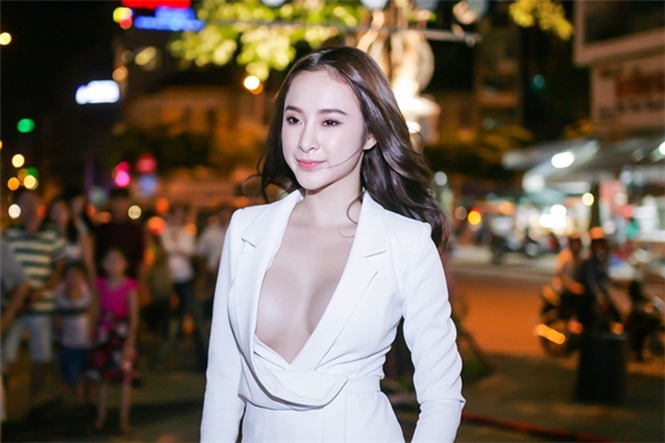 Trang phục hở ngực giúp Angela Phương Trinh trông quyến rũ nhưng cũng không ít lần khiến cô bối rối khi xuất hiện trước khán giả.
