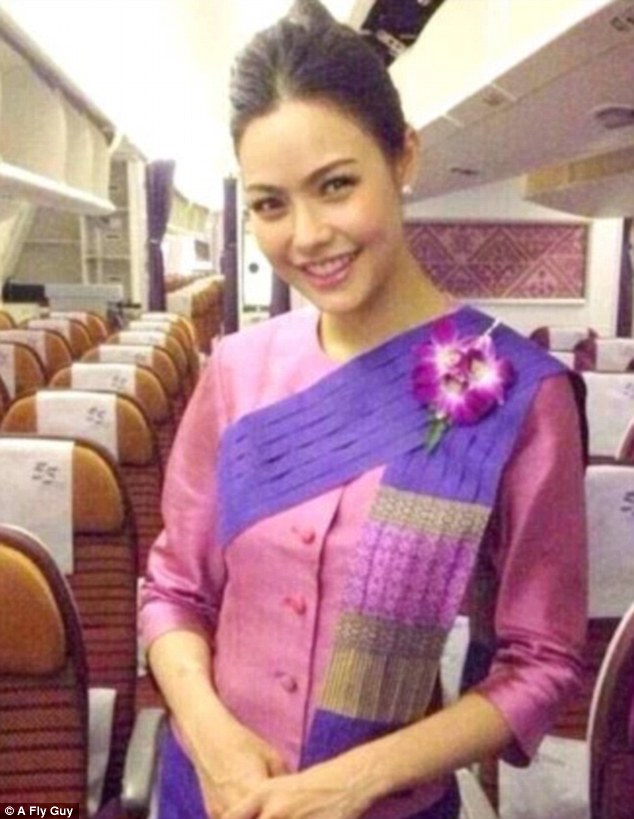 Nụ cười duyên dáng của một nữ tiếp viên hàng không Thai Airways khiến bất cứ hành khách nào cũng phải xiêu lòng. 