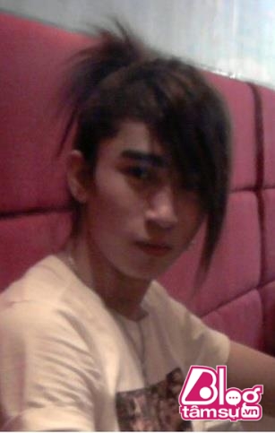 Thậm chí anh chàng còn để kiểu tóc trứ danh khiến người ta liên tưởng về những nhóm nhạc nam Kpop đời đầu hoặc là “hậu duệ” của HKT cách đây 10 năm