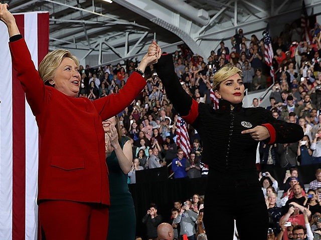 Đúng một ngày trước thời điểm bầu cử, Lady Gaga xuất hiện bên cạnh Hillary Clinton để giúp bà vận động tranh cử lần cuối. Lúc này, nữ ca sĩ “lắm chiêu” chỉ biết viết rằng: “Hãy cầu nguyện cho nước Mỹ”.