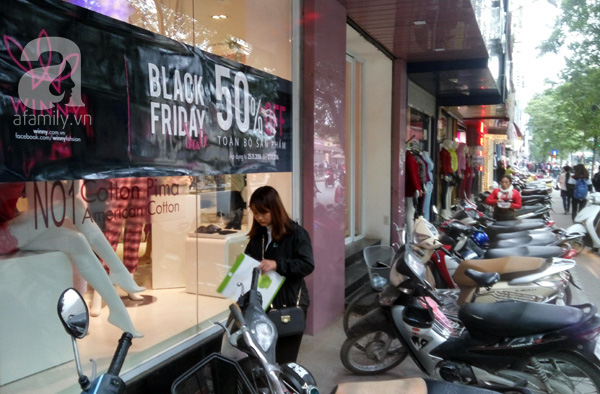 Tại Chùa Bộc rất nhiều thương hiệu thời trang đã tiến hành giảm giá.