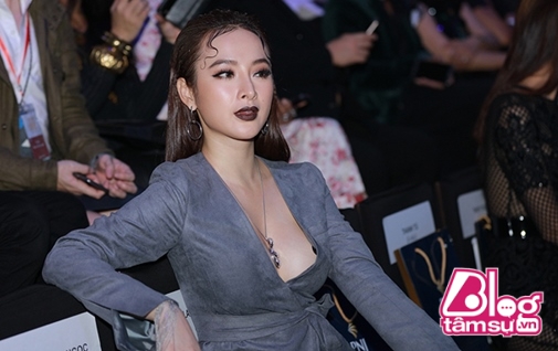 Khi đã ngồi yên vị vào hàng ghế để xem show diễn thời trang, Angela Phương Trinh để lộ miếng dán ngực màu đen.