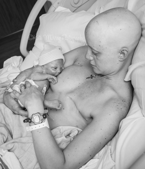 Hình ảnh bà mẹ Sarah Whitney vẫn cố cho con bú dù cô đã bị cắt một bên ngực do ung thứ vú giai đoạn cuối.