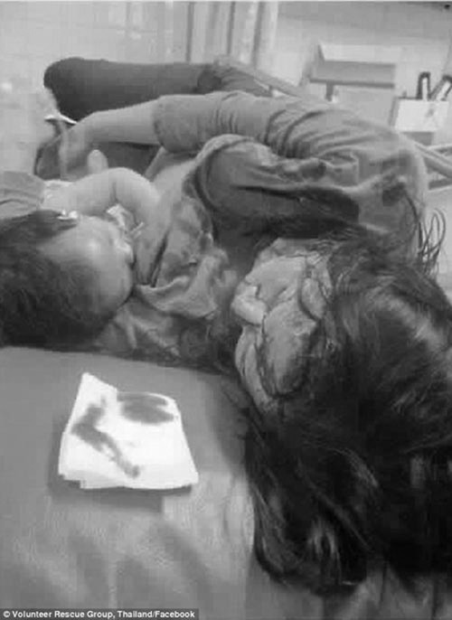 Bức ảnh về bà mẹ trẻ ở Thái Lan sau khi bị thương với máu chảy đầm đìa và đang chờ được điều trị vẫn cố cho đứa con 7 tháng tuổi bú. Bức ảnh đã “chạm đến trái tim của người xem và tạo nên một làn sóng cảm xúc tích cực đối với người dùng mạng Thái Lan.”