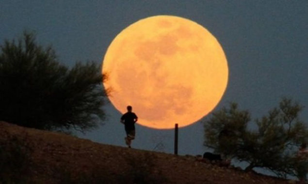 Người Việt sẽ có cơ hội ngắm siêu trăng lớn nhất thế kỷ vào 20h52 tối mai. Ảnh minh họa: Sina. 