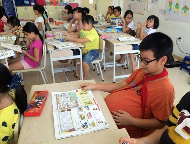  Ngày 20/10, hơn 1.000 học sinh ở một trường tiểu học Hà Nội được trải nghiệm mang bầu giả trong sự kiện "Một ngày trải nghiệm để hiểu mẹ".