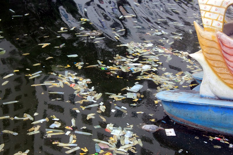 Bao cao su và cả băng vệ sinh nổi trên mặt hồ Linh Đàm khoảng 9h30 sáng nay