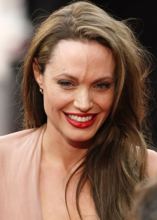 Angelina Jolie có một đường gân hằn rõ trên trán.