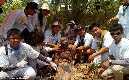 Bộ da được nhóm công nhân Thái Lan tìm thấy khi khai quật ngôi mộ trên nghĩa địa gần biên giới Lào