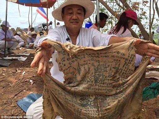 Các tổ chức của Thái Lan đã đăng tải những hình ảnh này lên mạng xã hội và xác nhận thông tin về tấm da nguyên vẹn không bị phân hủy của người đàn ông
